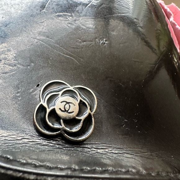 CHANEL Camellia sunglasses and case - Picture 16 of 16